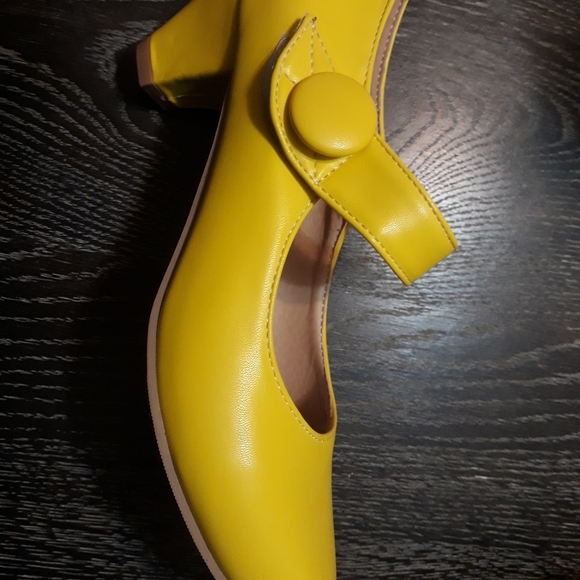 Yellow shoes - Picture 2 of 4